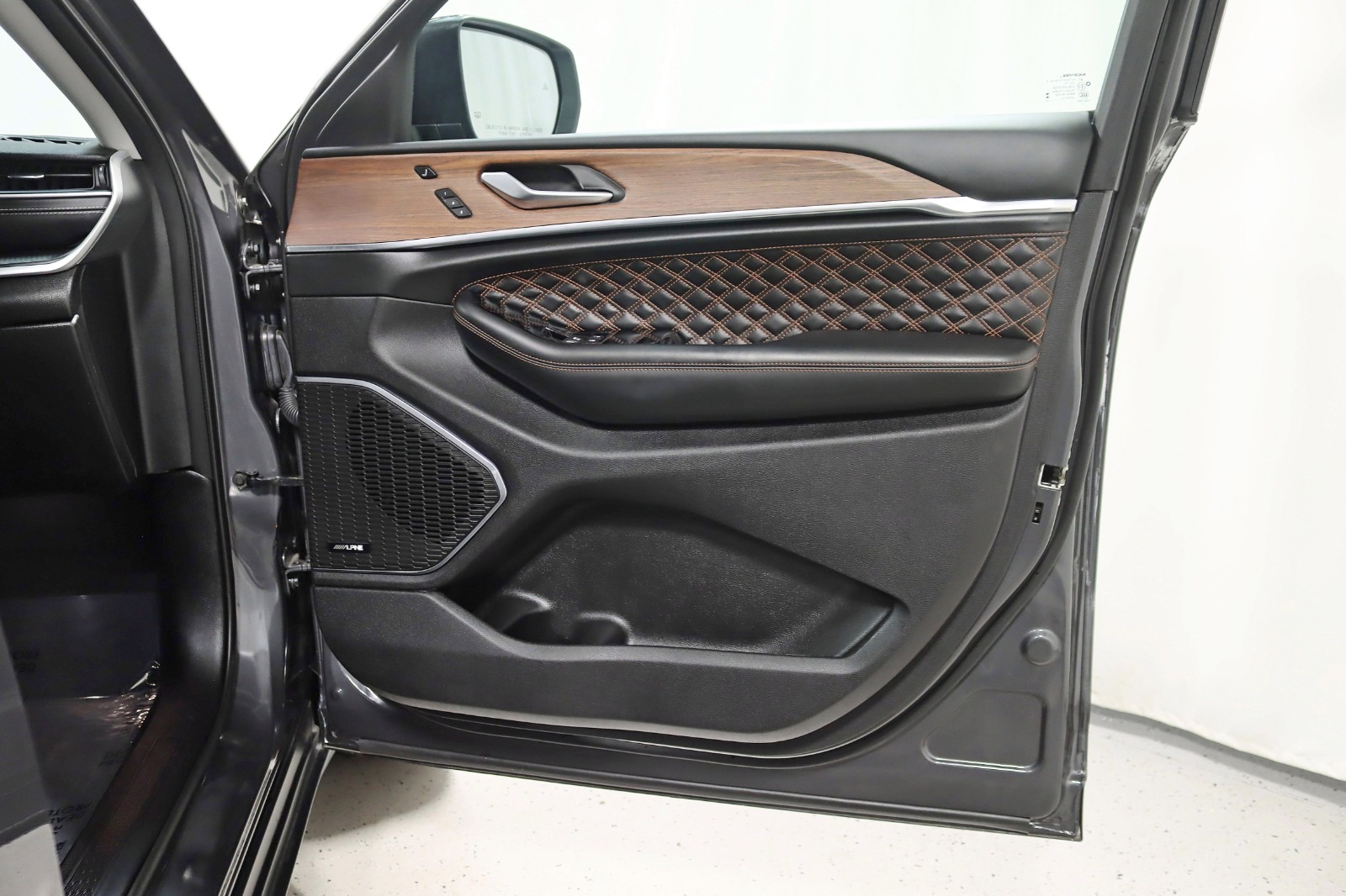 2023 JEEP GRAND CHEROKEE - Image 32