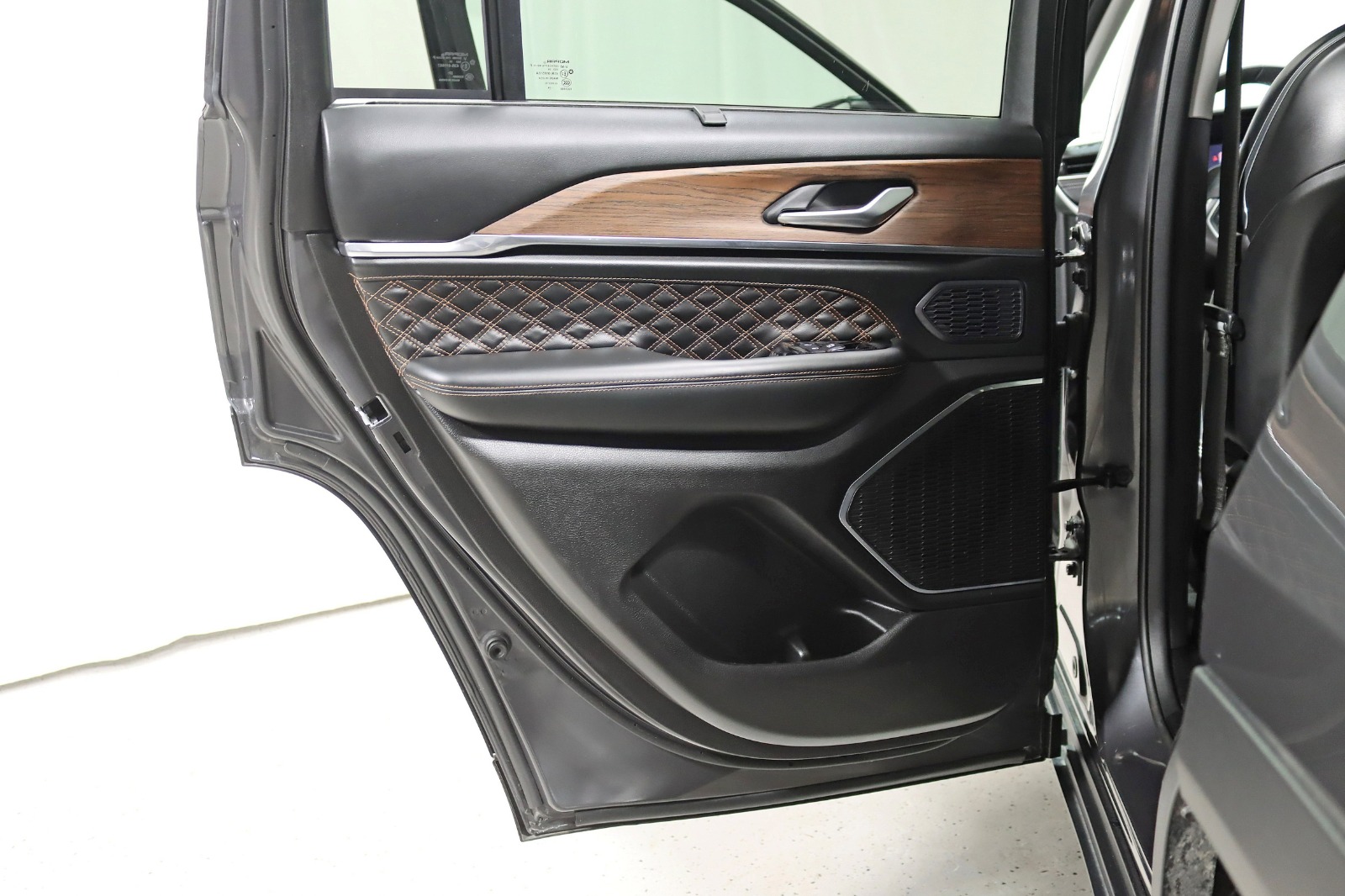 2023 JEEP GRAND CHEROKEE - Image 33