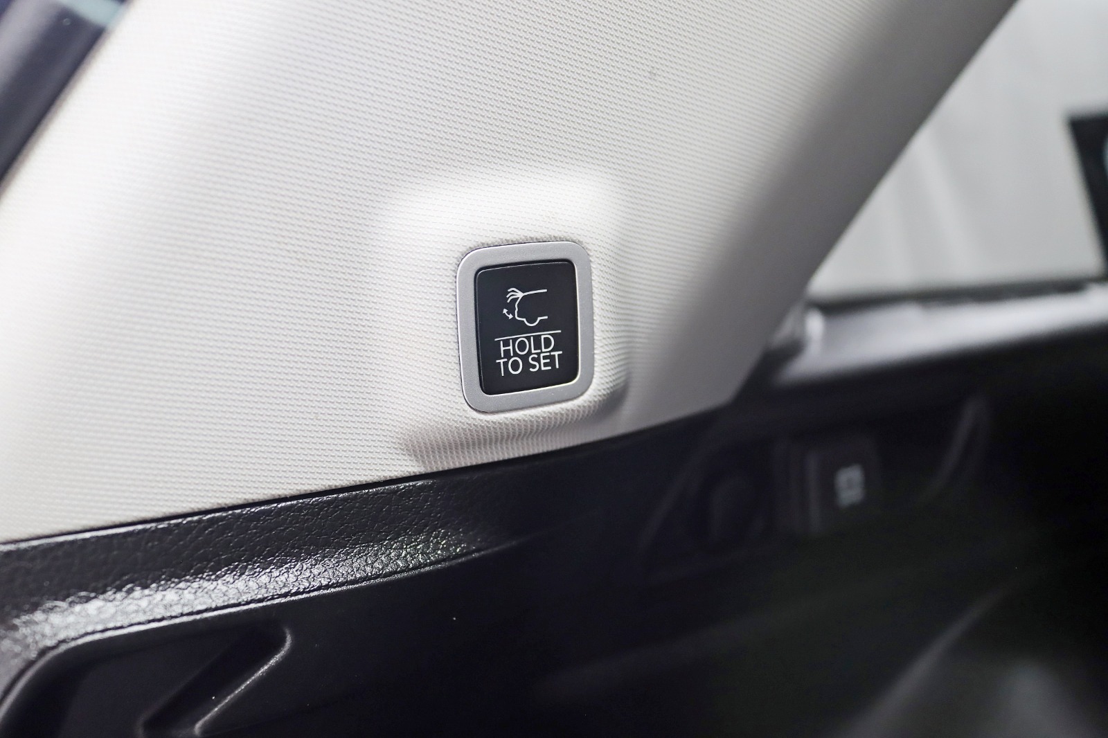 2023 JEEP GRAND CHEROKEE - Image 37