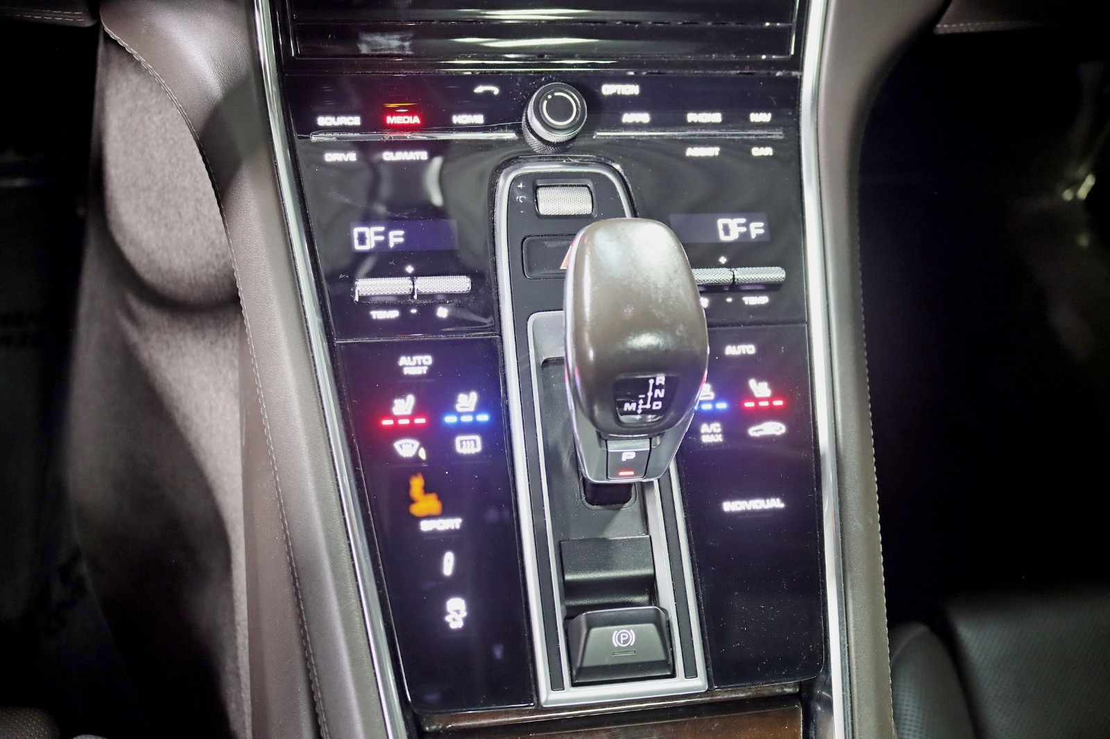 2017 PORSCHE PANAMERA - Image 22