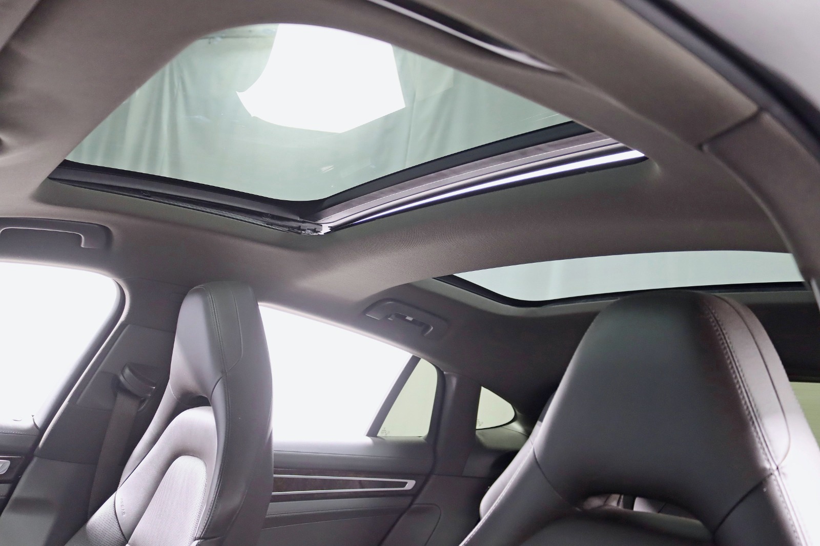 2017 PORSCHE PANAMERA - Image 28