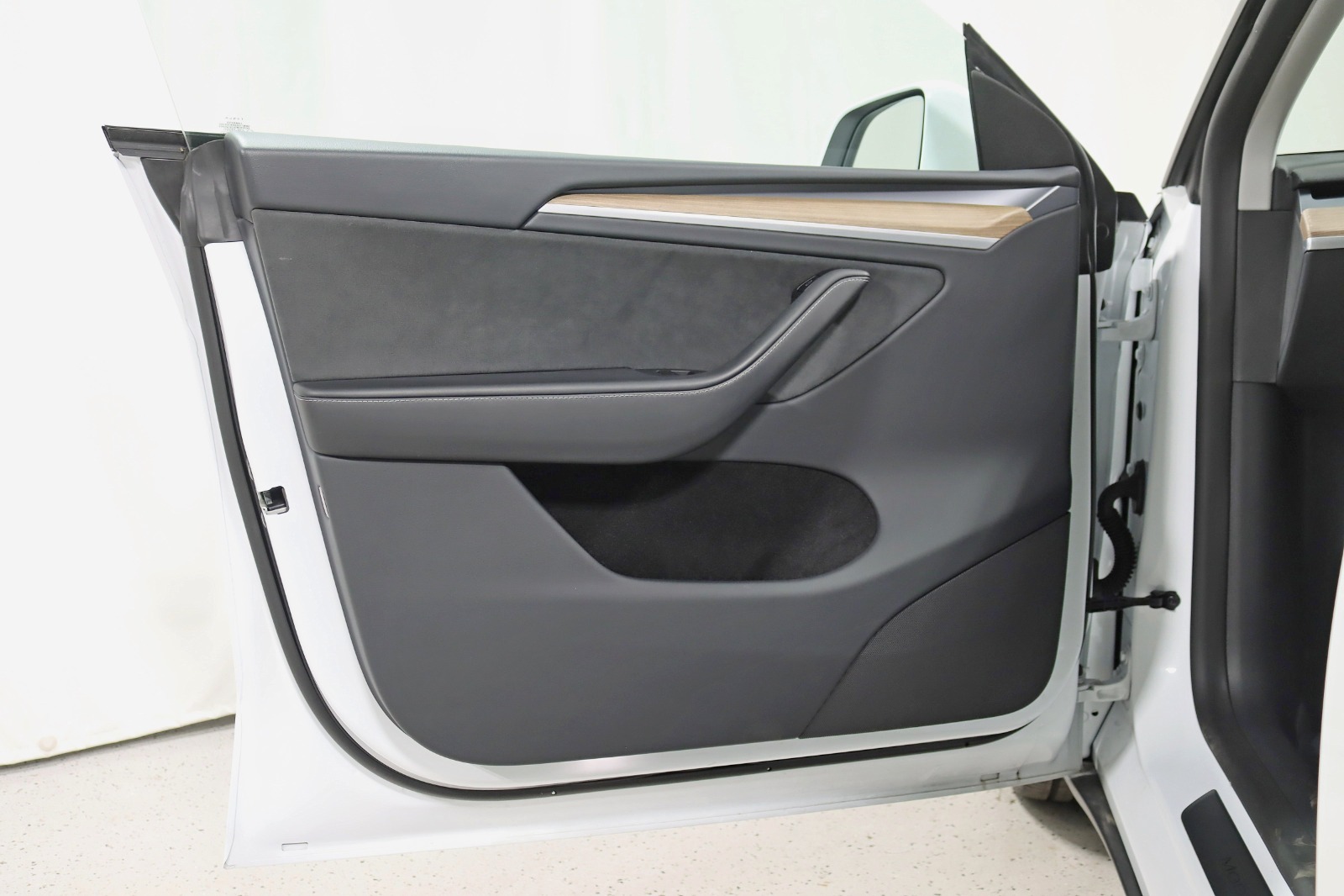 2025 TESLA MODEL Y - Image 34