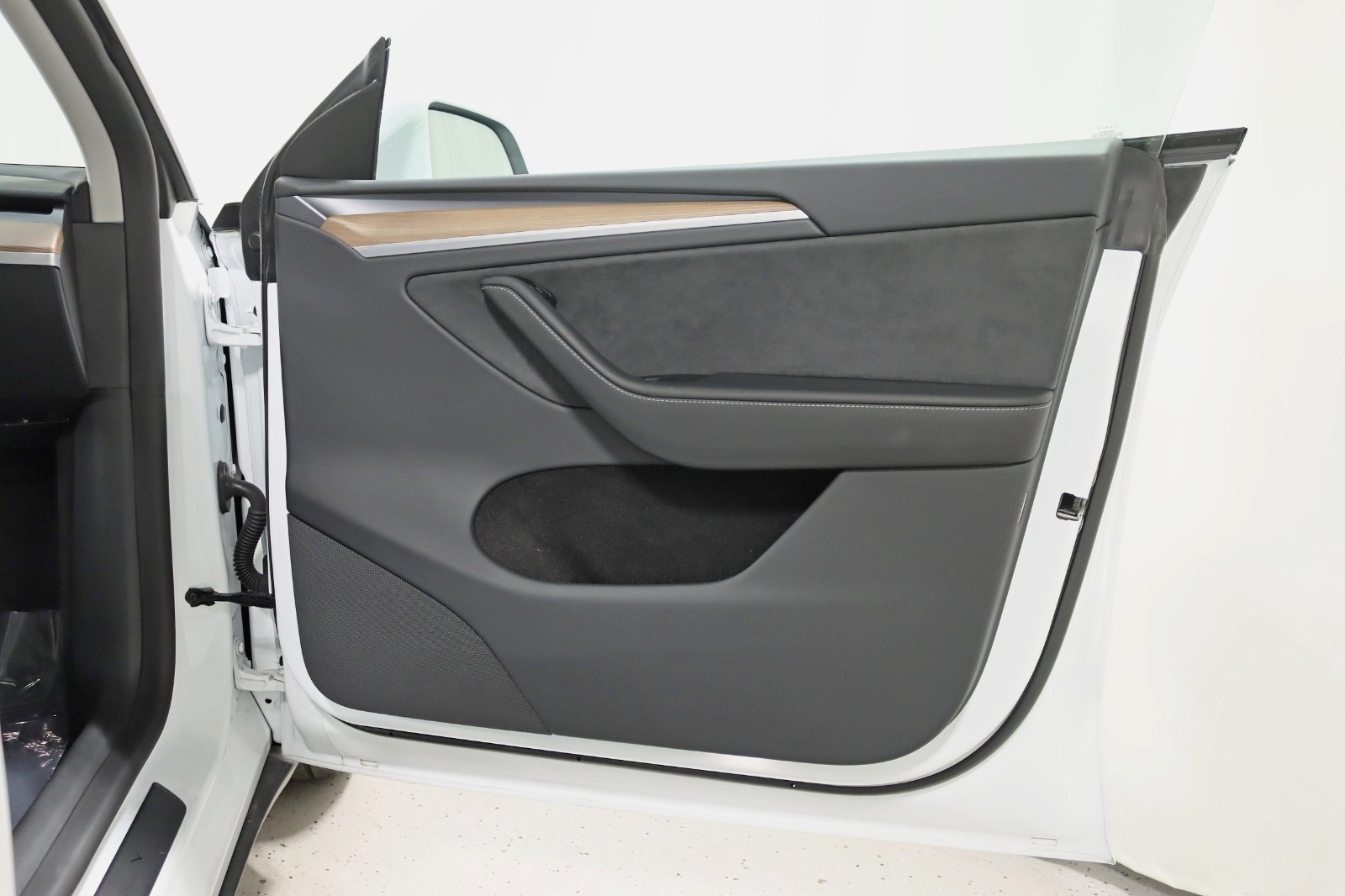 2025 TESLA MODEL Y - Image 35