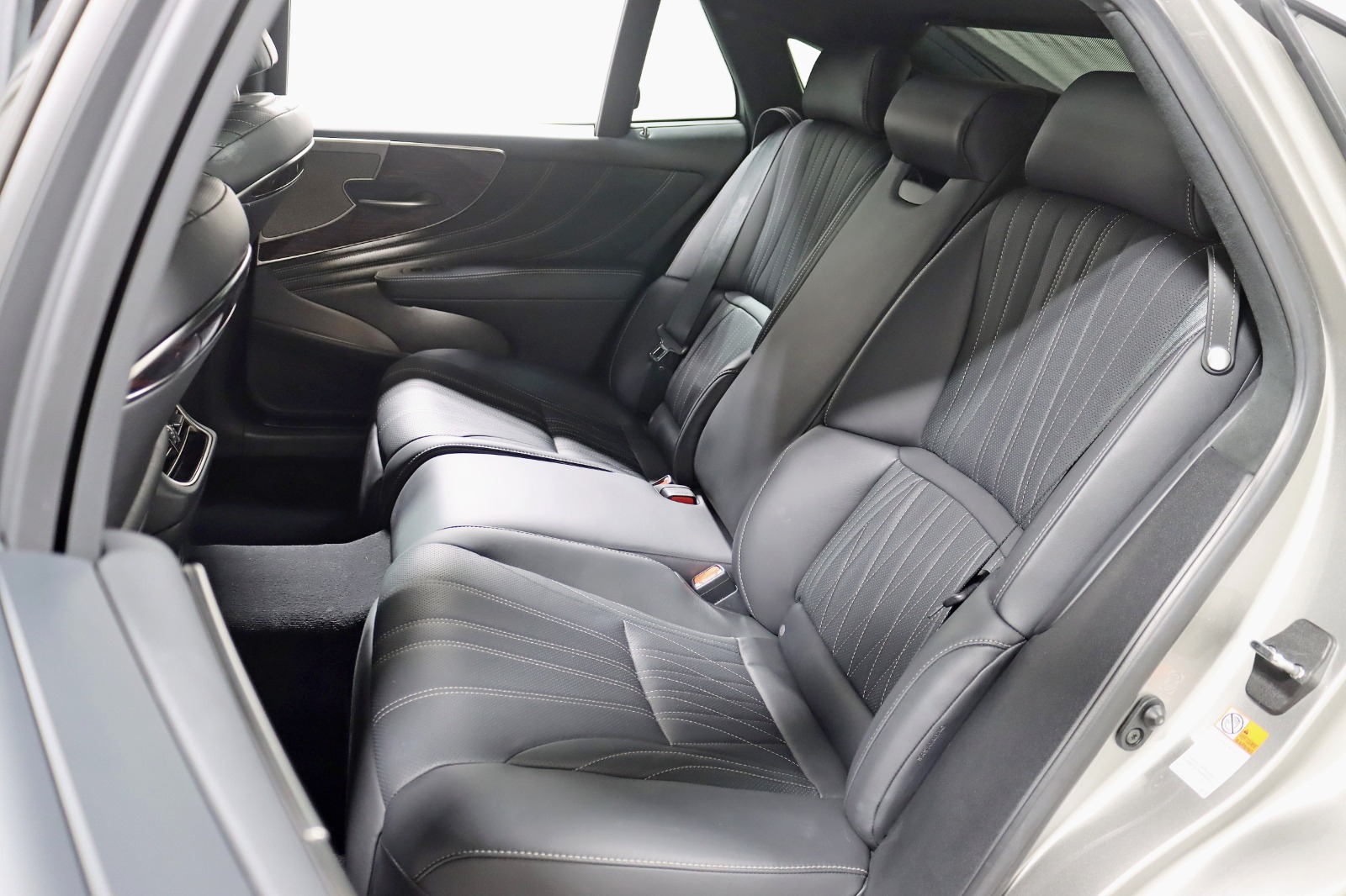 2021 LEXUS LS - Image 29