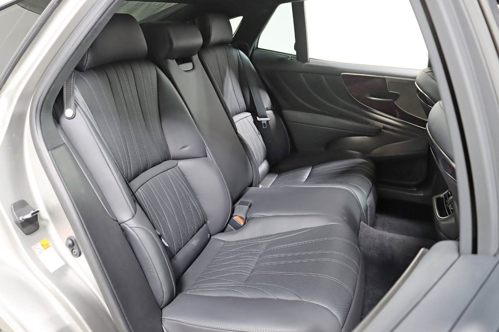 2021 LEXUS LS - Image 30