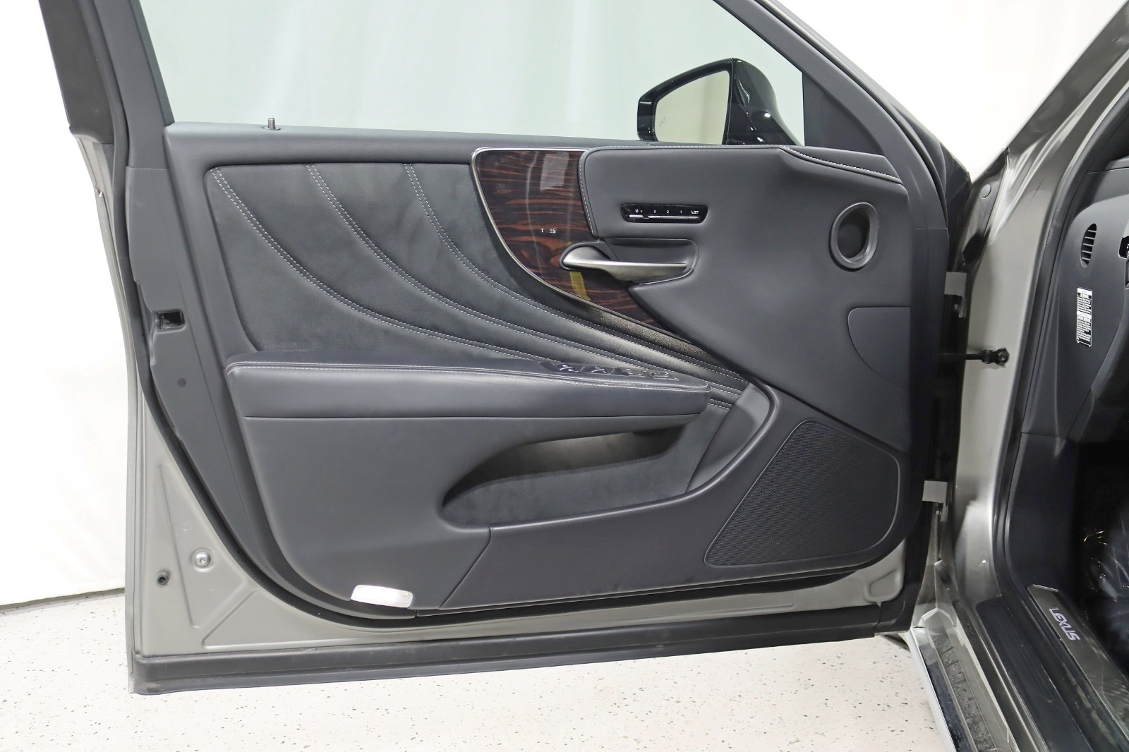 2021 LEXUS LS - Image 34