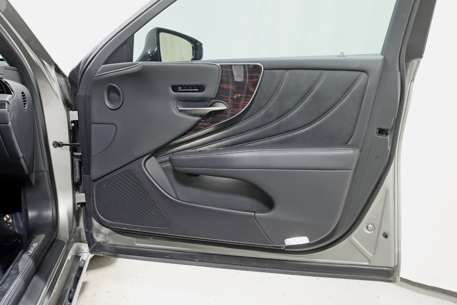 2021 LEXUS LS - Image 35