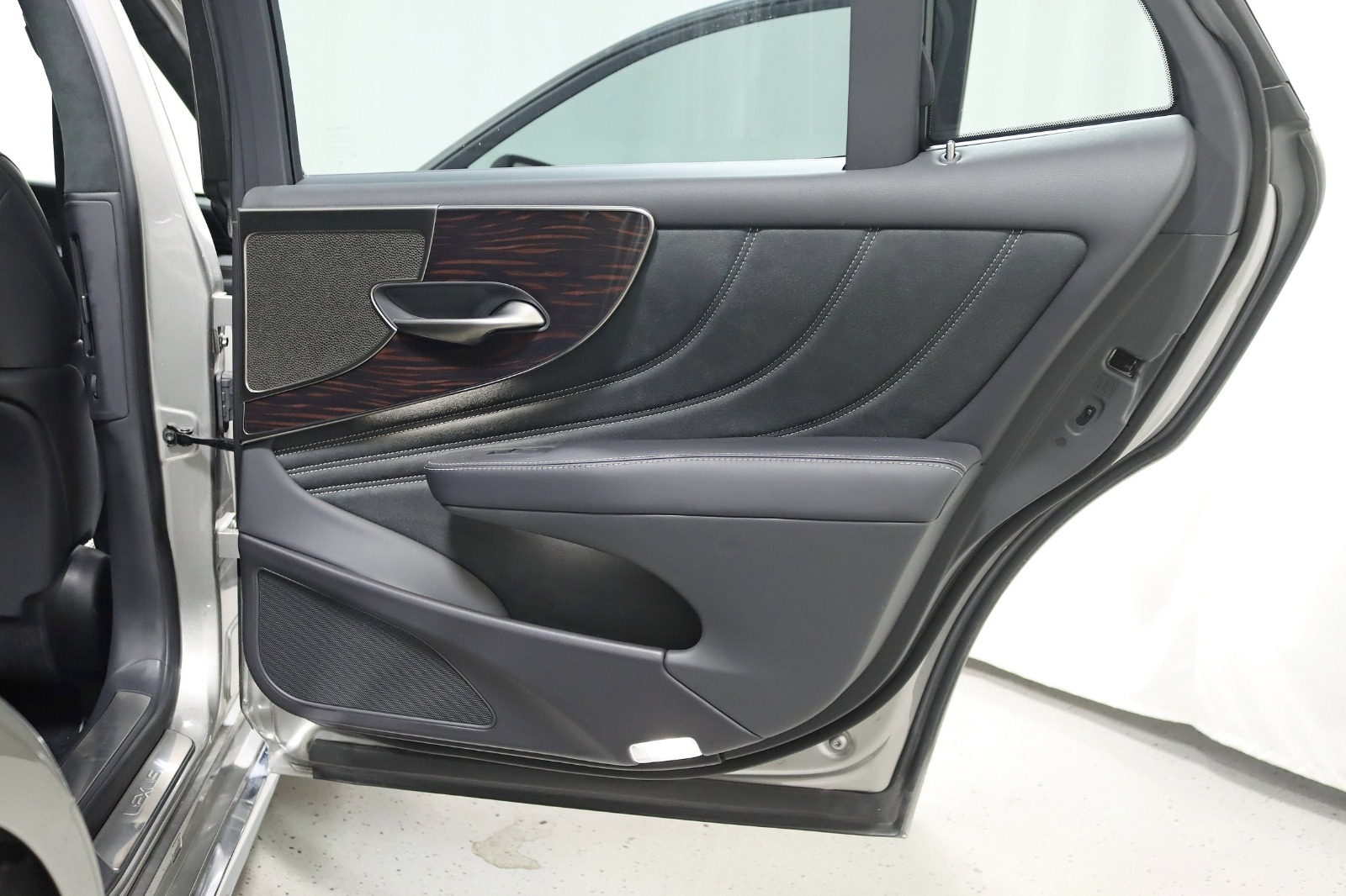 2021 LEXUS LS - Image 37