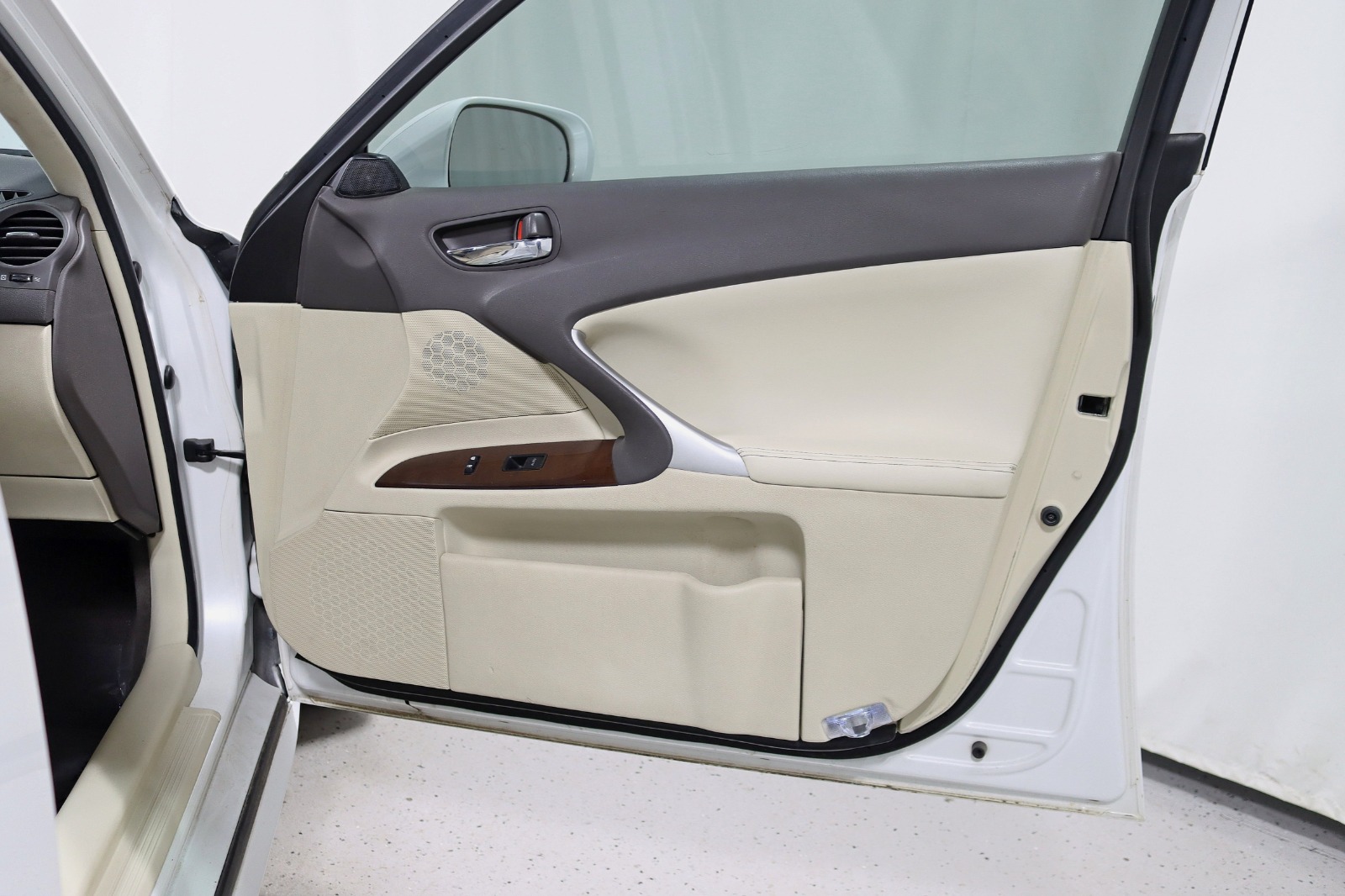 2010 LEXUS IS - Image 29