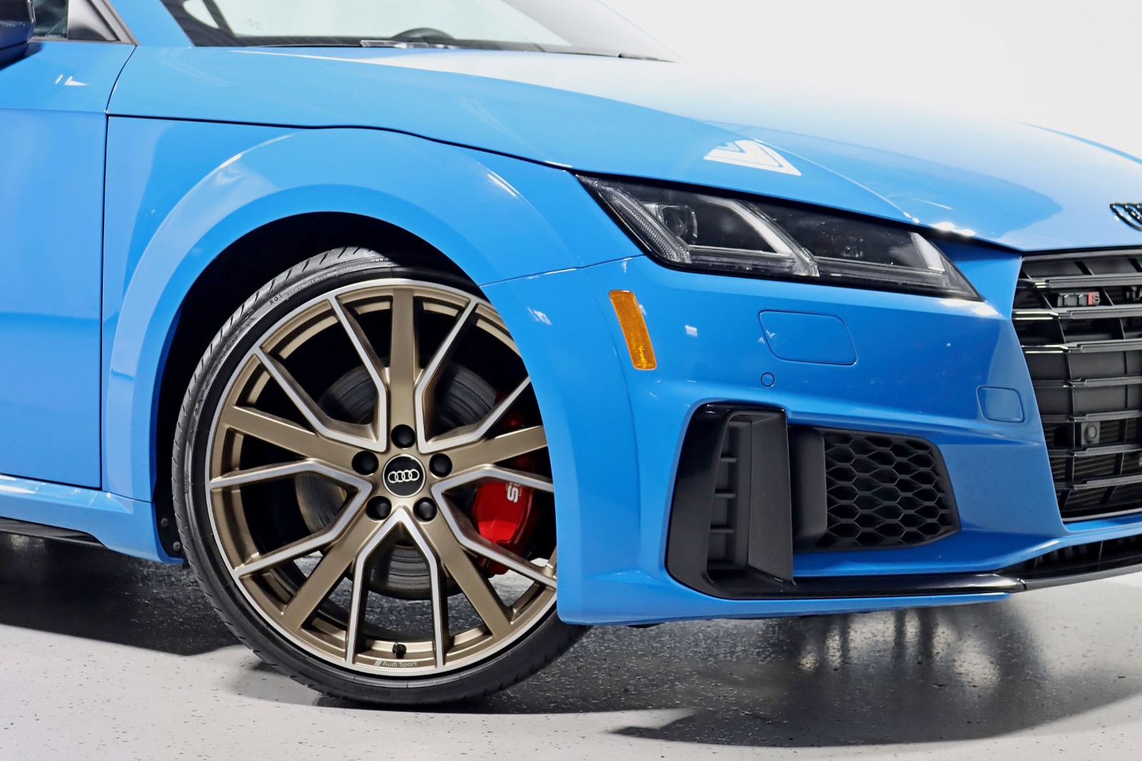 AUDI別注looks mart製 AUDI TTS Audi TTS Memorial Edition Commemorates Final Run For