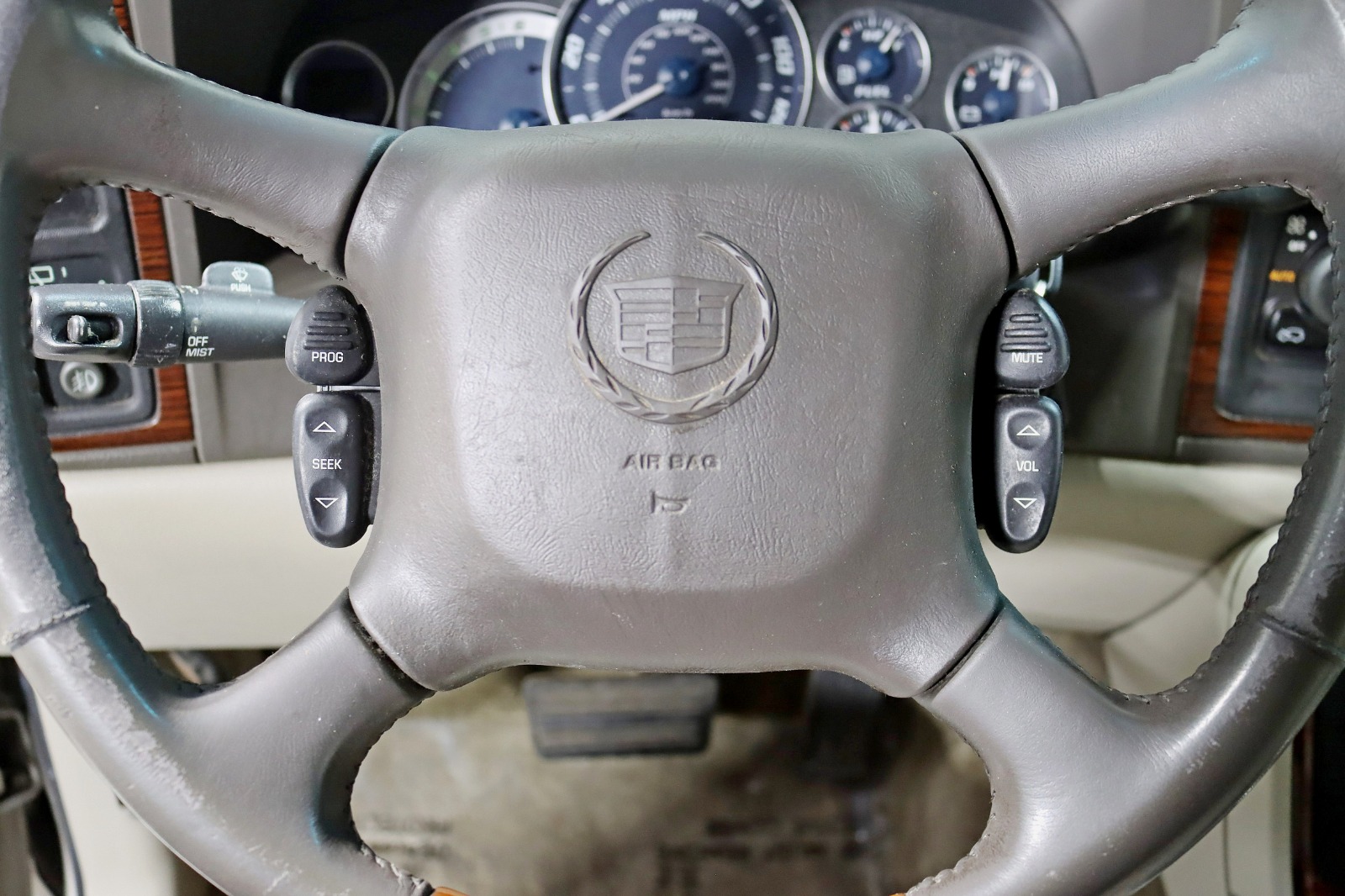2002 Cadillac Escalade Luxury photo 14