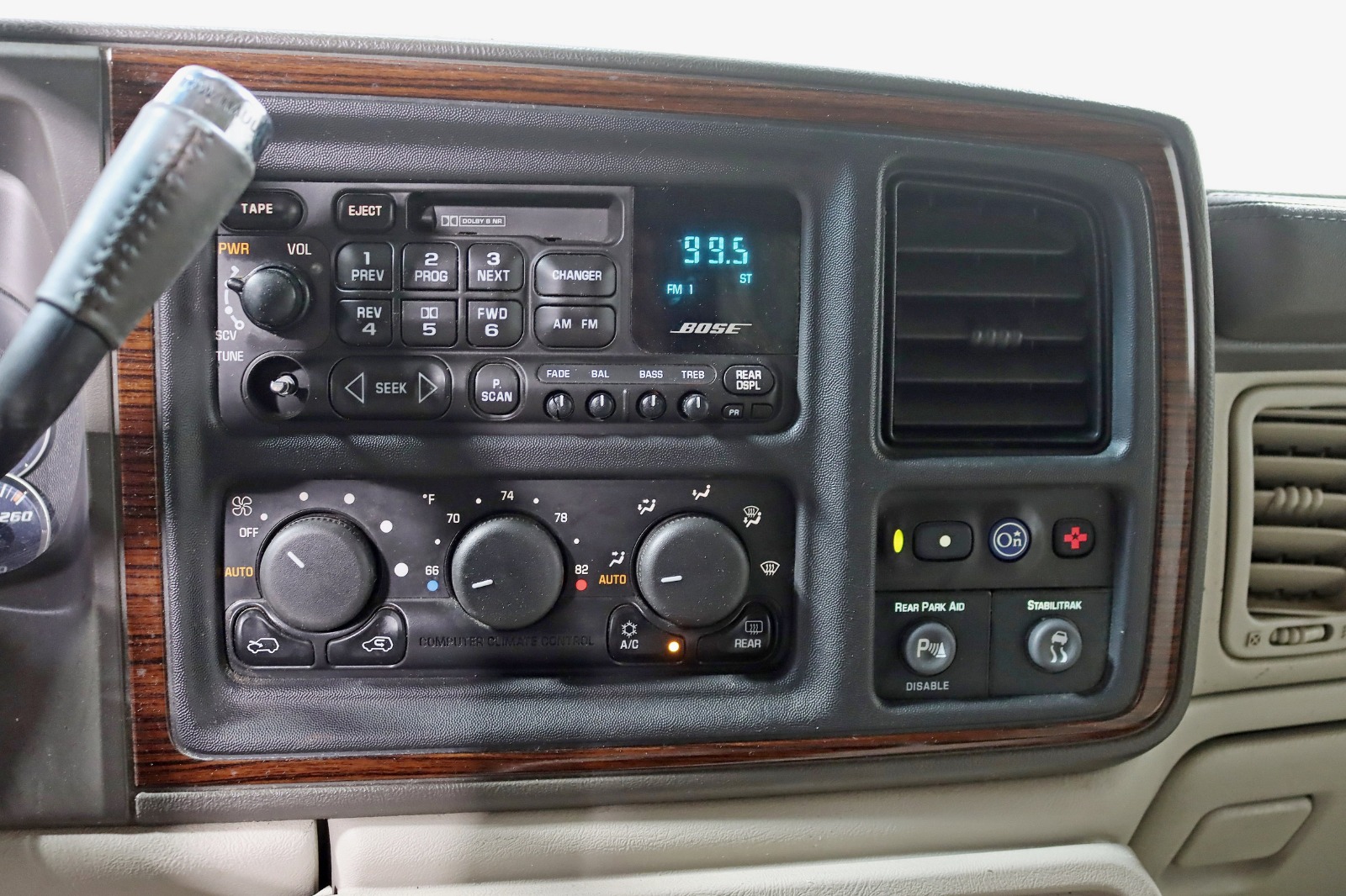 2002 Cadillac Escalade Luxury photo 17