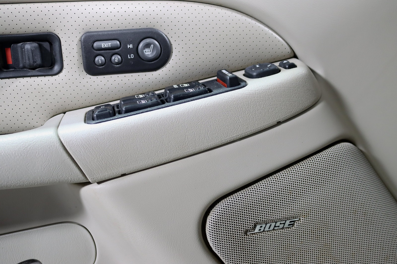 2002 Cadillac Escalade Luxury photo 25